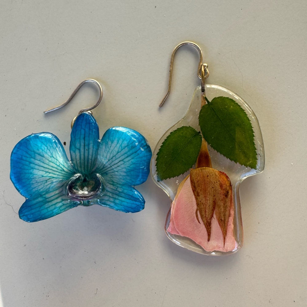 Mismatch blue orchid and pink rose dried flowers in resin earrings